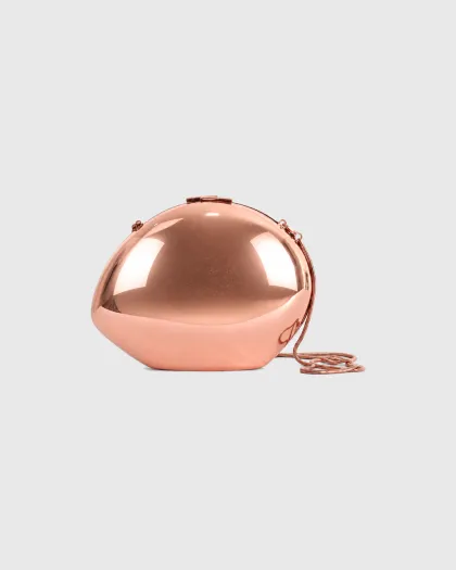 Estelle ovalna metalna clutch torbica s visokim sjajem i lančićem, roze